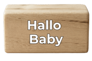 Holzblock mit dem Text "Hallo Baby"