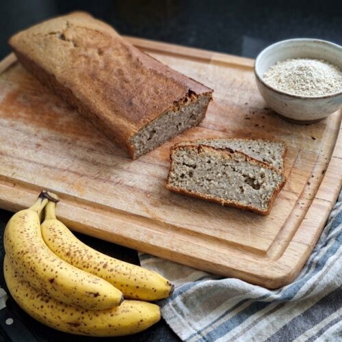 fertiges, angeschnittenens Bananenbrot ohne Zucker auf einem Holzbrett